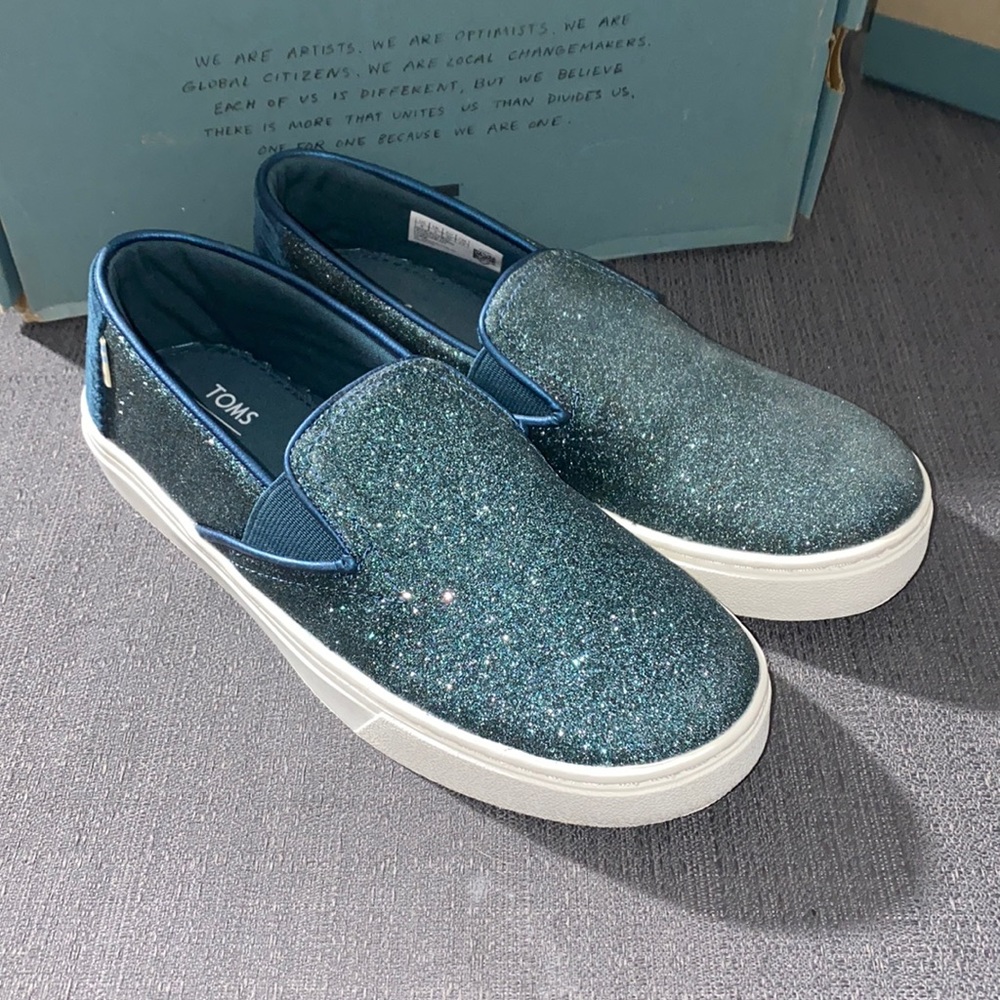 Girls Toms size 4
